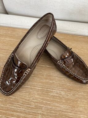 Women’s size 10 brown croc loafer by Sperry
